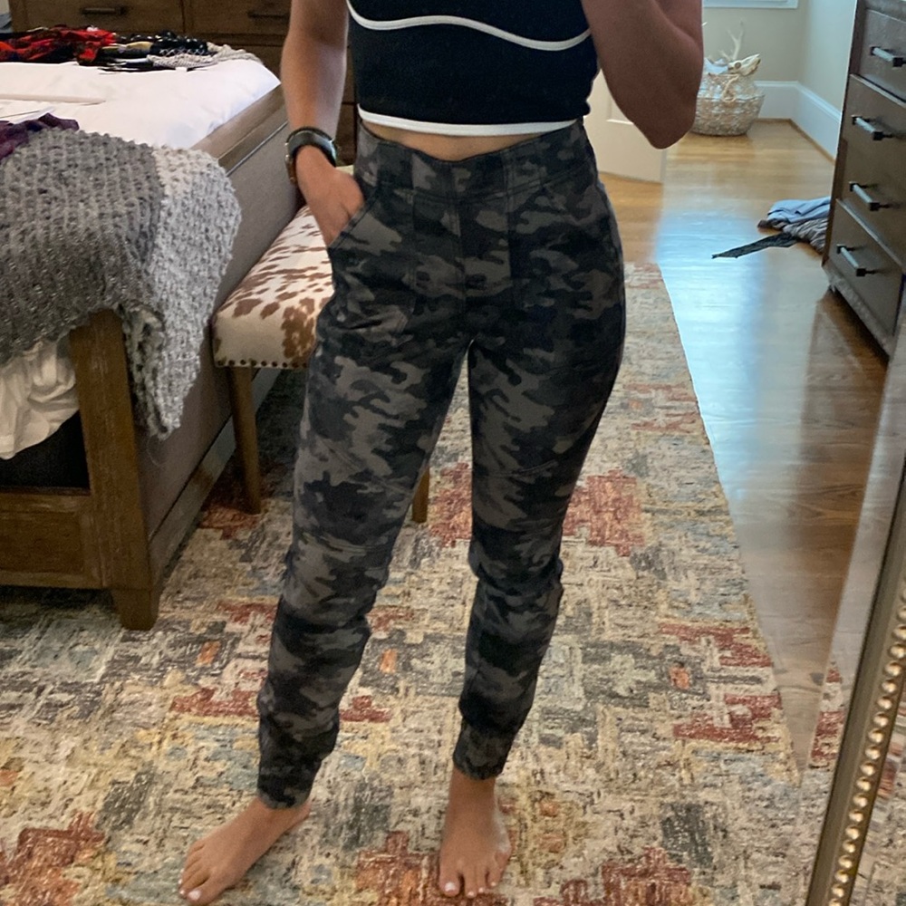 SPANX CAMO JOGGERS XS